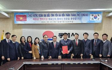 Thị trưởng thành phố Donghae Shim Gyu Eon bày tỏ vui mừng được đón đồng chí Bí thư Tỉnh ủy Đỗ Đức Duy cùng đoàn công tác của tỉnh đến thăm, trao đổi và ký kết các thỏa thuận hợp tác giữa hai bên.
